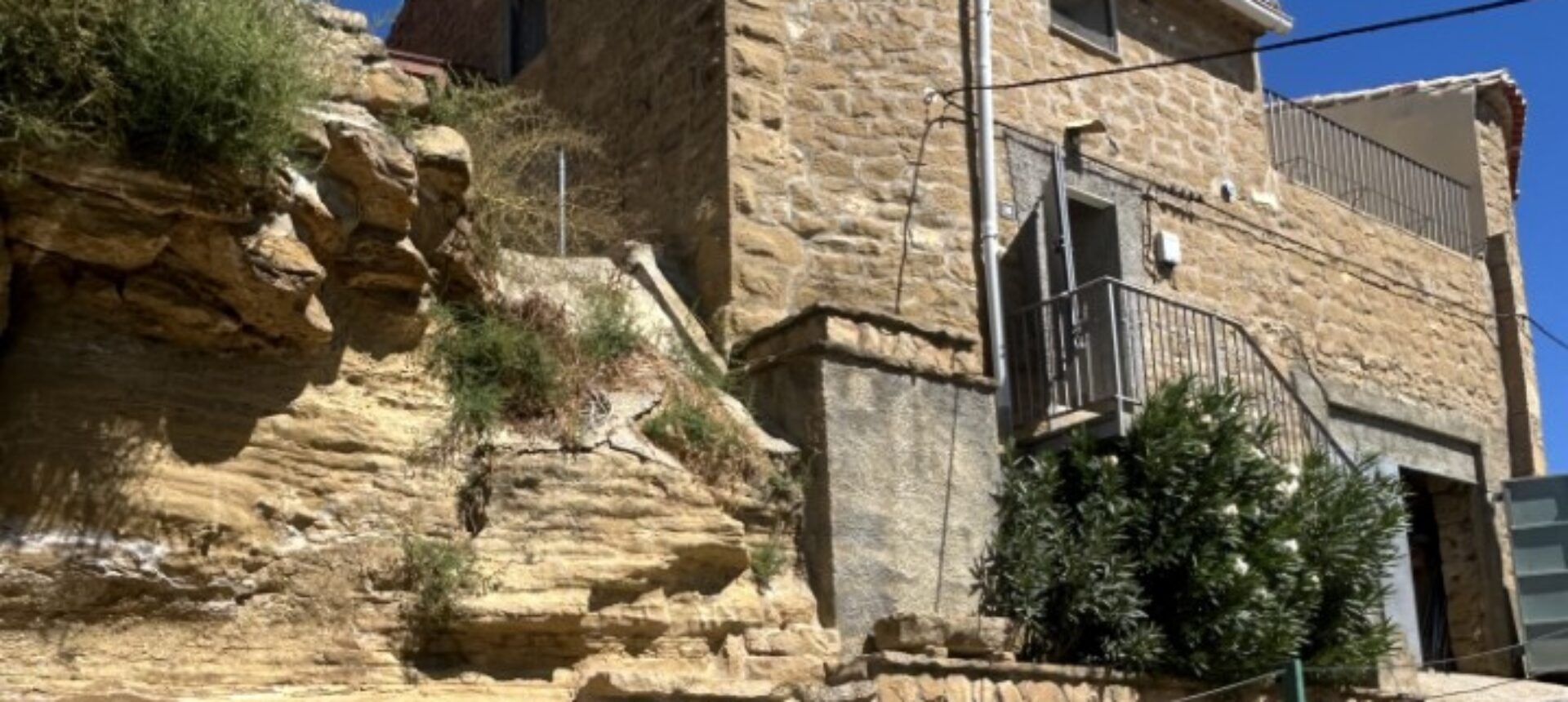 LACORVILLA. CASA CON GARAJE Y CORRAL EN VENTA