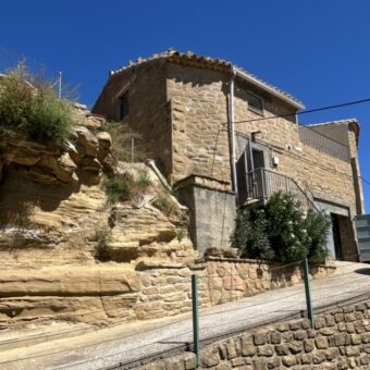 LACORVILLA. CASA CON GARAJE Y CORRAL EN VENTA