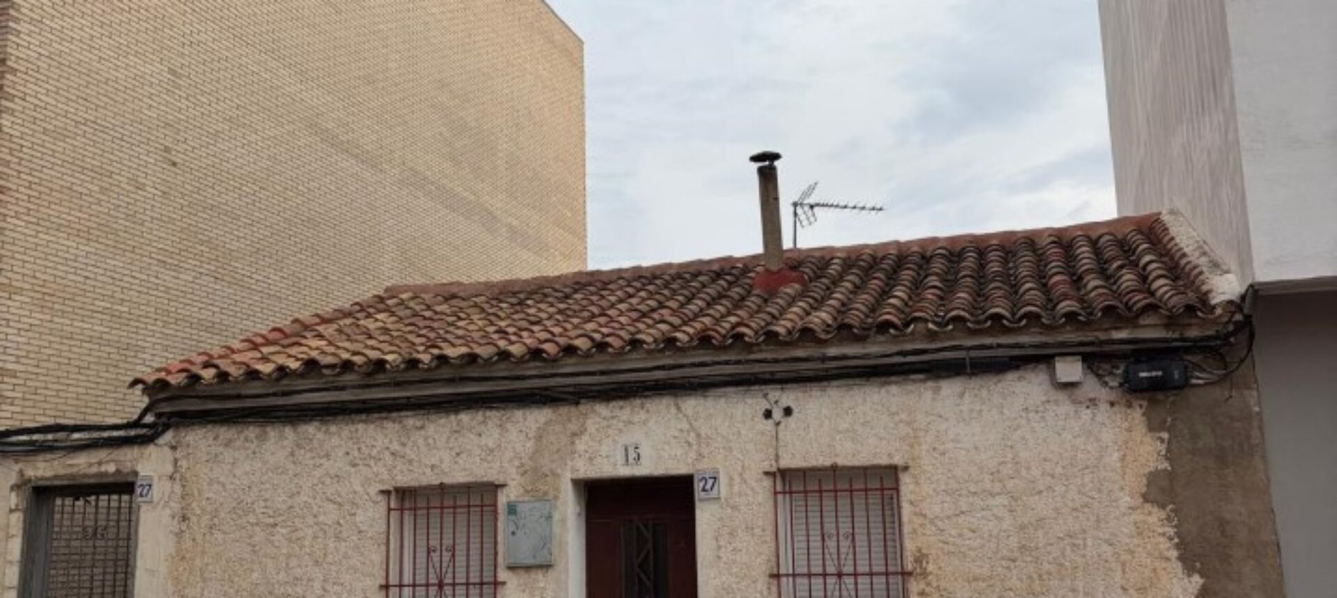 ZARAGOZA. CASA PARCELA EN VENTA EN EL BARRIO DE VALDEFIERRO