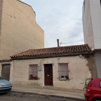 ZARAGOZA. CASA PARCELA EN VENTA EN EL BARRIO DE VALDEFIERRO
