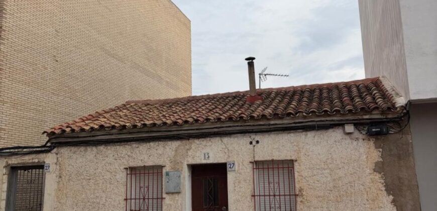 ZARAGOZA. CASA PARCELA EN VENTA EN EL BARRIO DE VALDEFIERRO