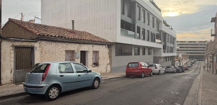 ZARAGOZA. CASA PARCELA EN VENTA EN EL BARRIO DE VALDEFIERRO