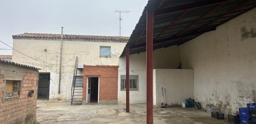 FRULA. CASA CON CORRAL EN VENTA