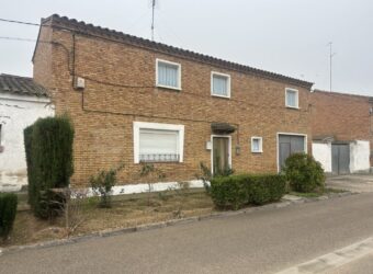 FRULA. CASA CON CORRAL EN VENTA
