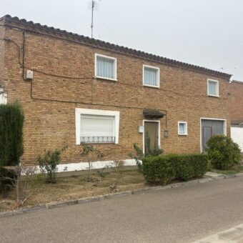 FRULA. CASA CON CORRAL EN VENTA