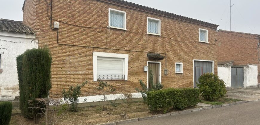 FRULA. CASA CON CORRAL EN VENTA