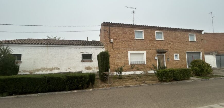 FRULA. CASA CON CORRAL EN VENTA