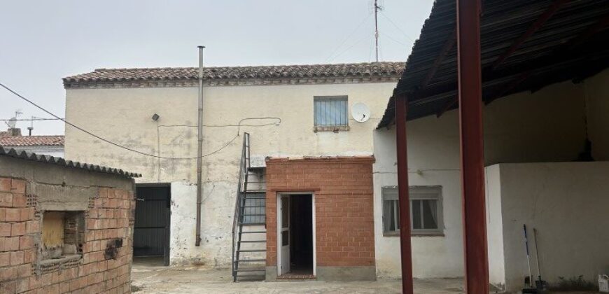 FRULA. CASA CON CORRAL EN VENTA